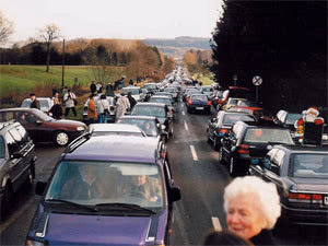 Autoschlange vor einem unserer Firmenfeier, Weihnachtsfeier, Firmenweihnachtfeier, Weihnachtsbaumwald, Weihnachtsbaumschlagen, 